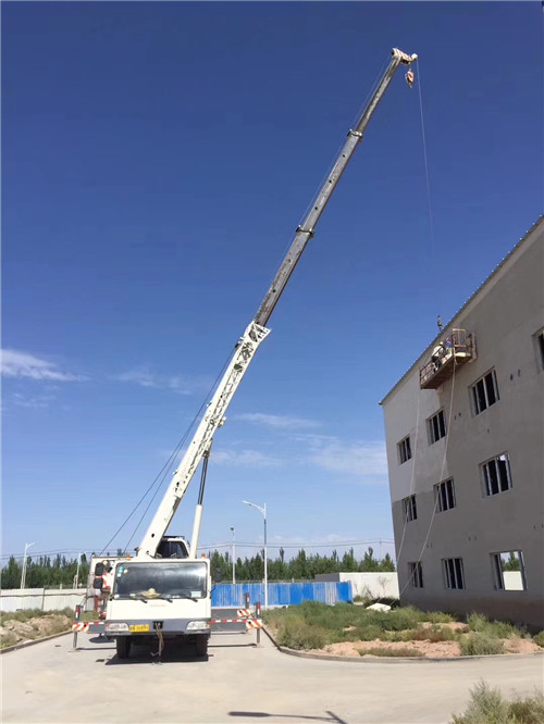 洮南市“轻装强干”—— 吊车的 “轻量化臂架” 技术